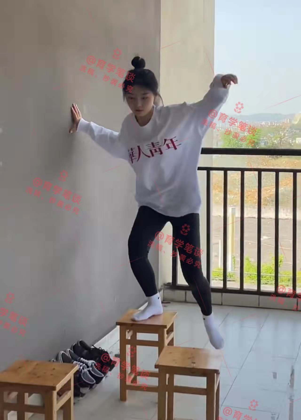 重庆一女大学生在寝室玩"闯关",身体柔韧性获好评,道具很用心