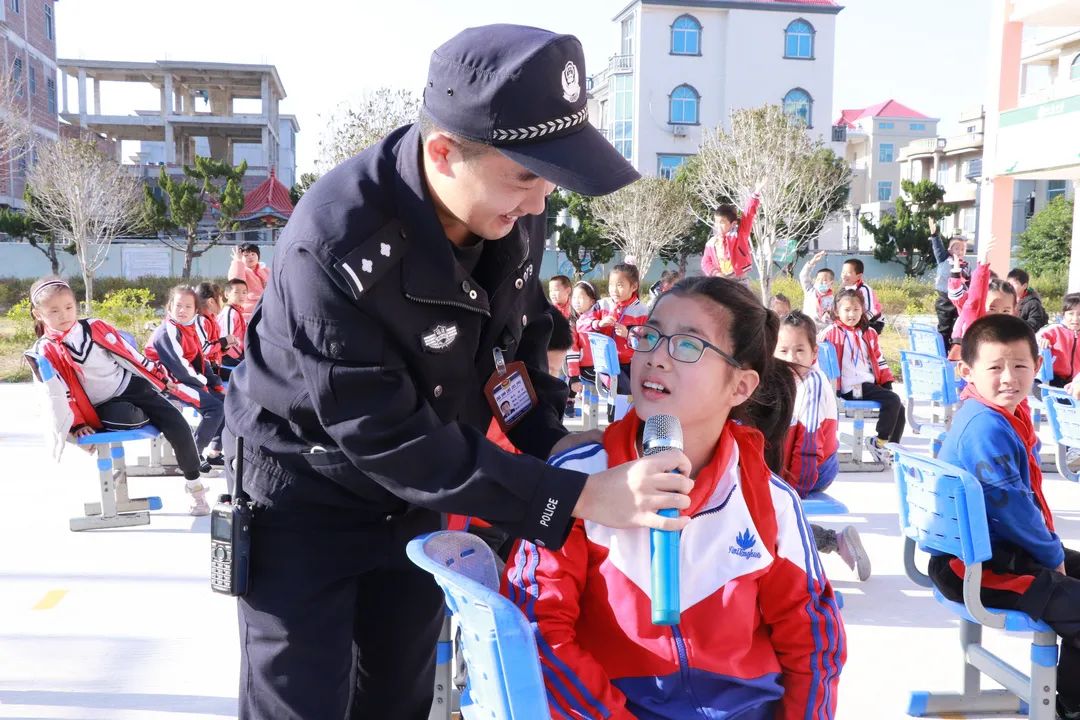 “警察蓝”助力绘就“文明底色” 3812