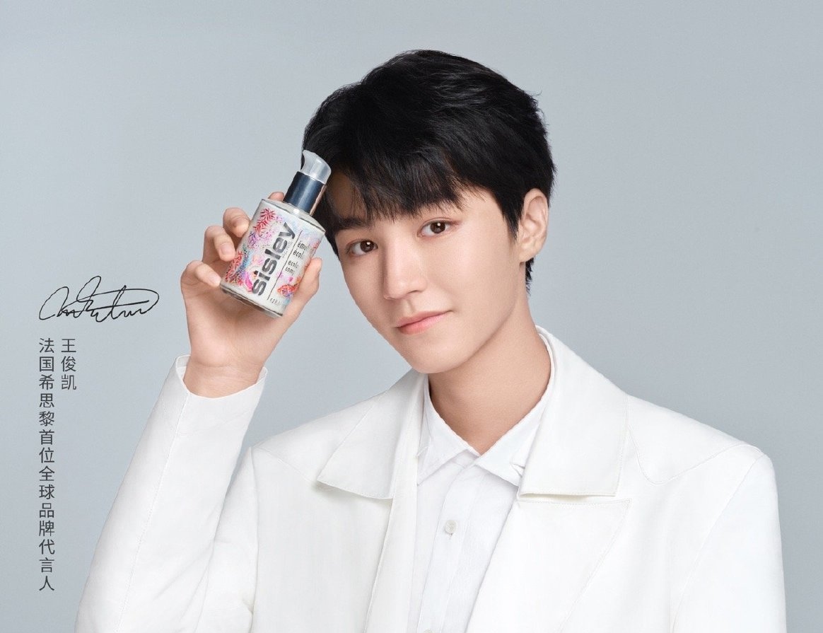 王俊凯法国希思黎广告大片上线,白衣少年给你满满活力