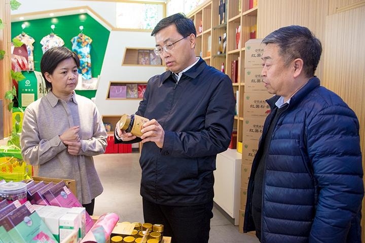 武健鹏在市农业农村局调研