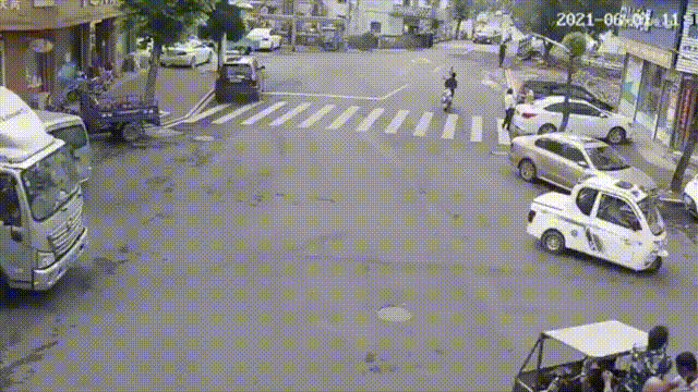 两位八旬老人连人带车摔进沟!太危险!