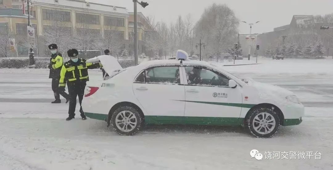 双鸭山风土人情——饶河交警开展出租车非法加装液化气罐专项整治