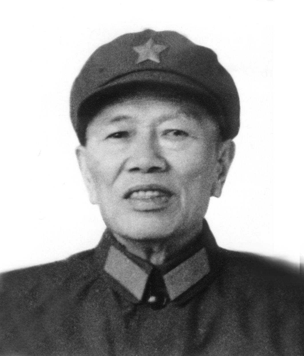 1978年,浦安修拿着金质烟盒找邓华:这是彭老总生前交代送给你的