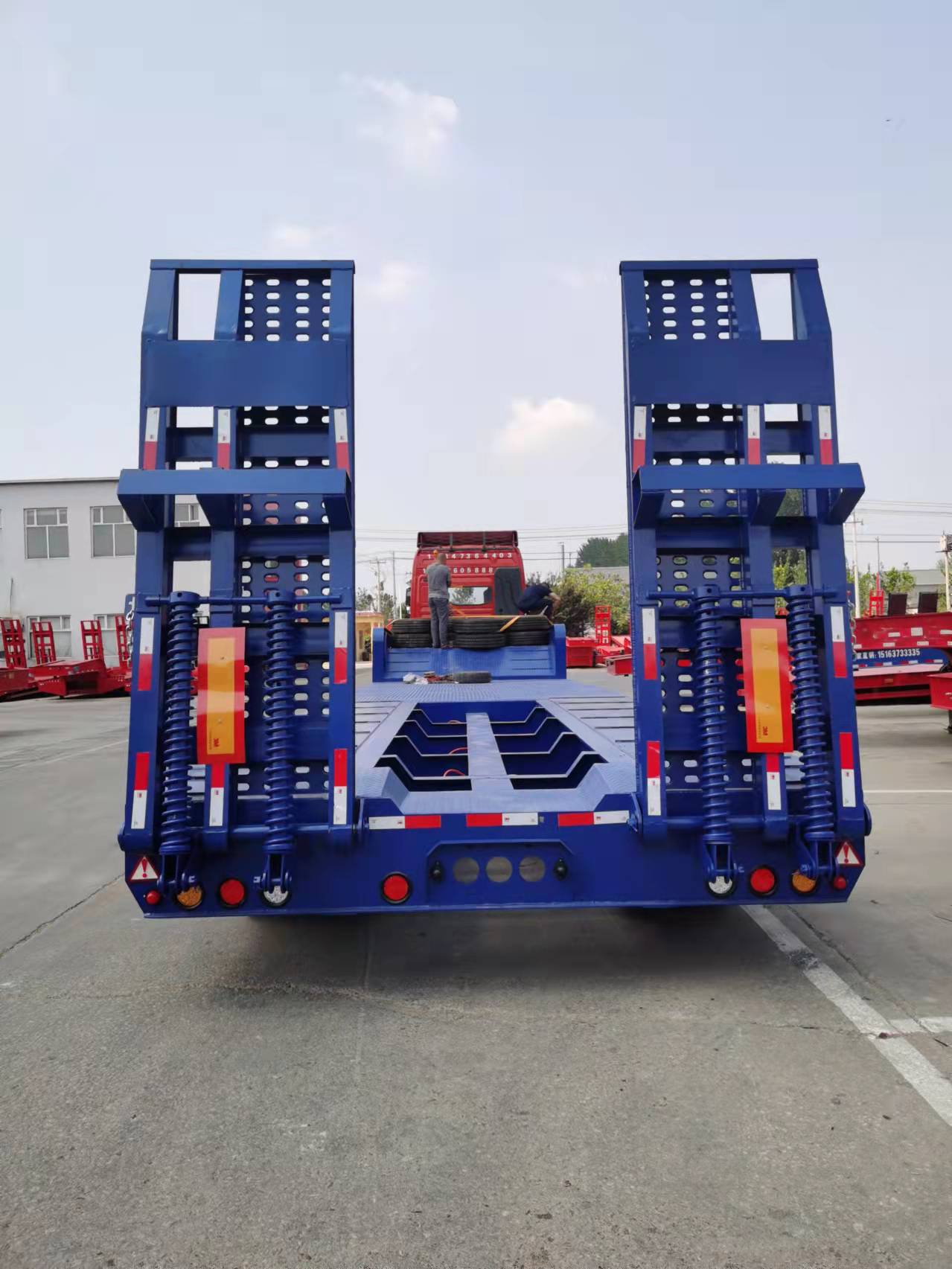 平板全挂车在工厂企业码头货物转运的使用