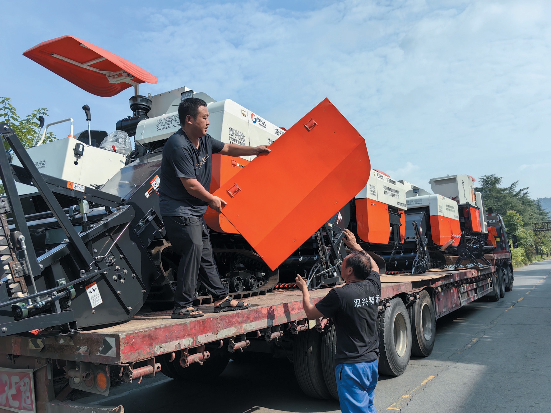 十堰造国内首款蚕豆联合收割机批量上市