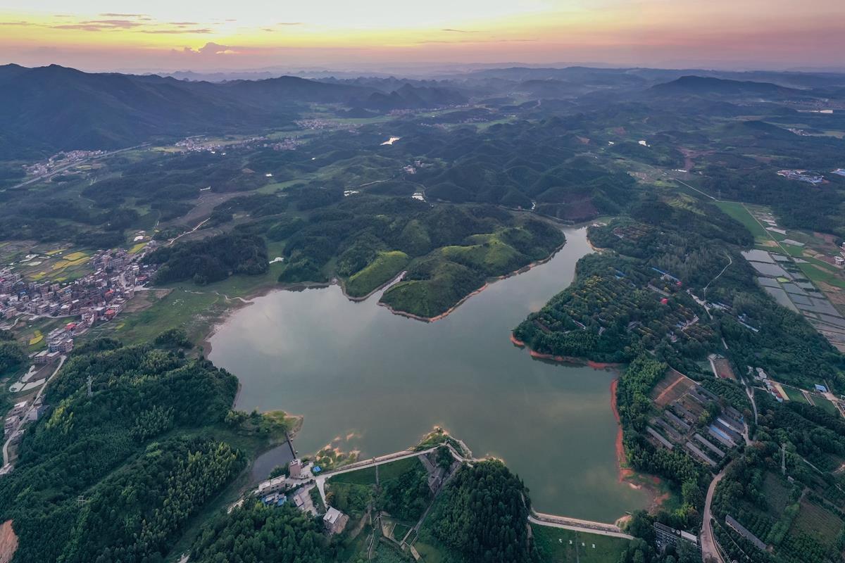今日永州讯(蓝山特约记者 彭华)9月5日,在蓝山县白鸬洞水库,如镜的水