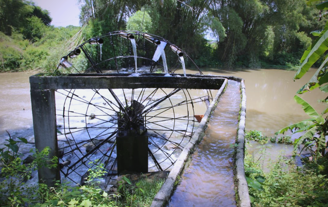 怀集县水车灌溉:古老工具抗旱显身手