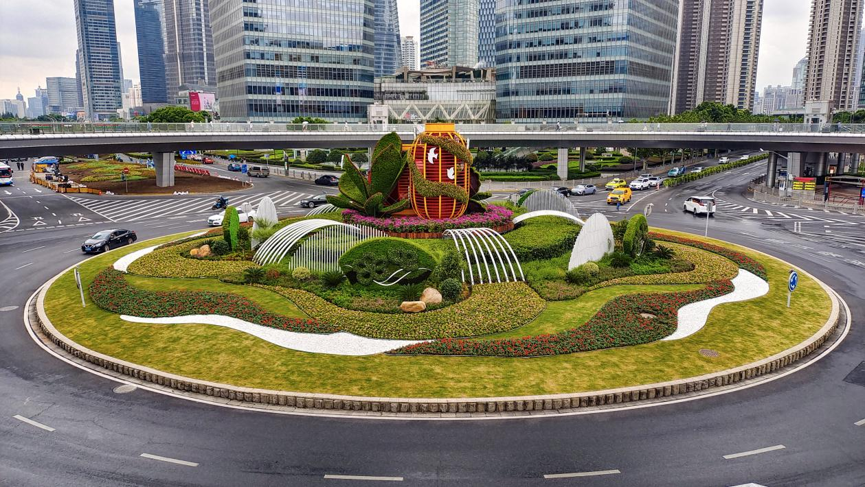 迎国庆街头"上新",92个大型花坛,1000多万盆花卉扮靓申城