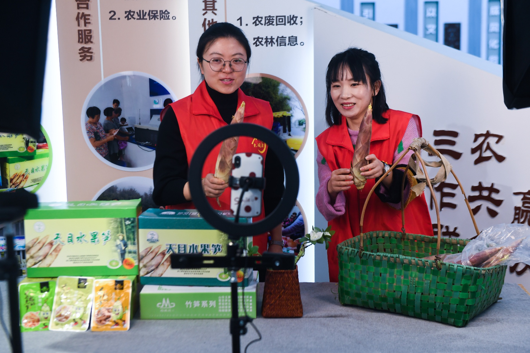 (社会)(4)山乡直播团助力特色农产品销售