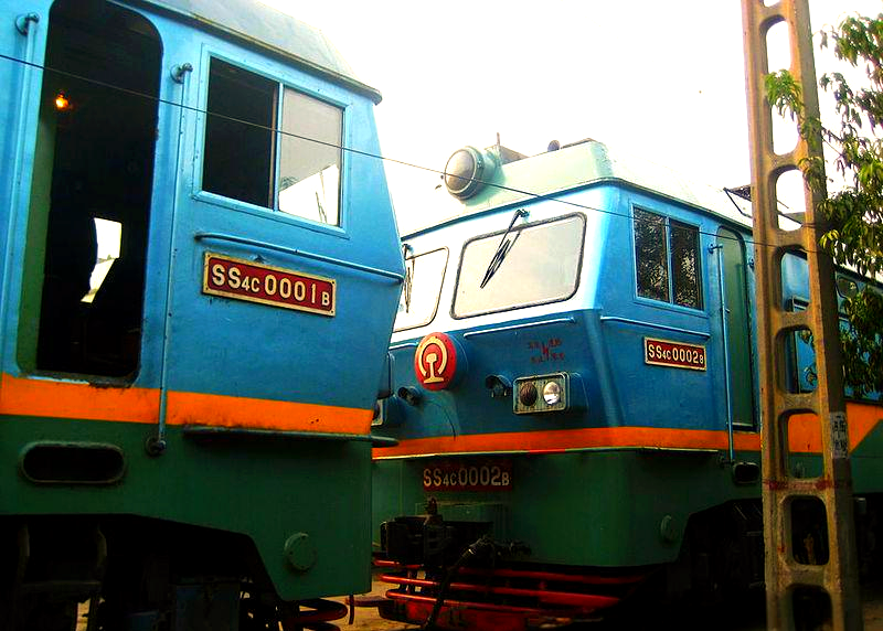 韶山4b型电力机车(ss4b)由株洲电力机车