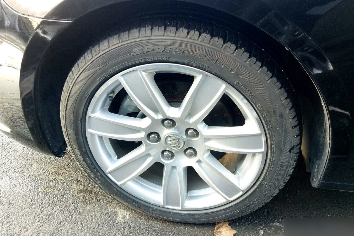 别克君越作为一款中高档轿车,在轮胎配置上有着精细的考量.