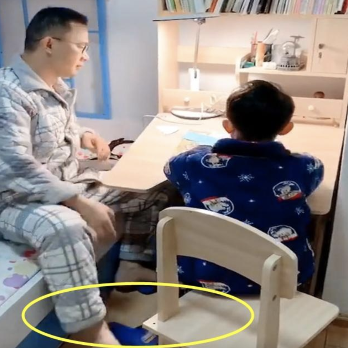 爸爸给孩子辅导作业,手上的"工具"亮了,网友:好真实