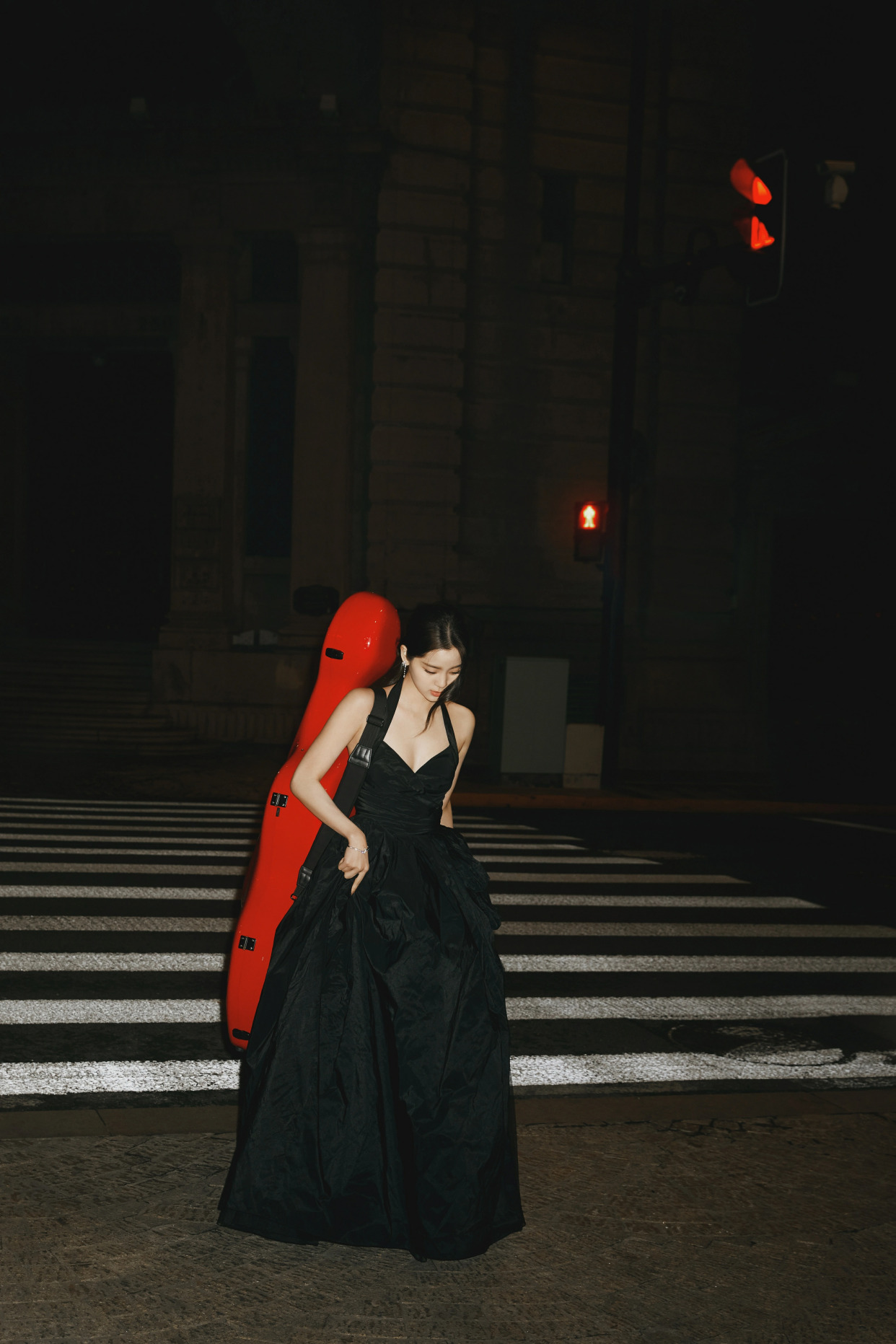 欧阳娜娜穿上黑色裸背礼服裙演绎大提琴时 欲罢不能的舞台魅力