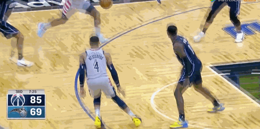 这是他生涯第166次三双,距离历史三双王大o奥斯卡-罗伯特森(181次)只