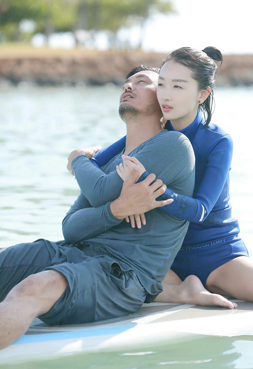 周冬雨和余文乐的水上瑜伽,看谁能抗拒原图.