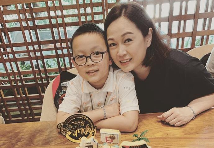 tvb钻石女配家中内景曝光,杂乱简陋很寒酸,母子俩饭盆已泛黑
