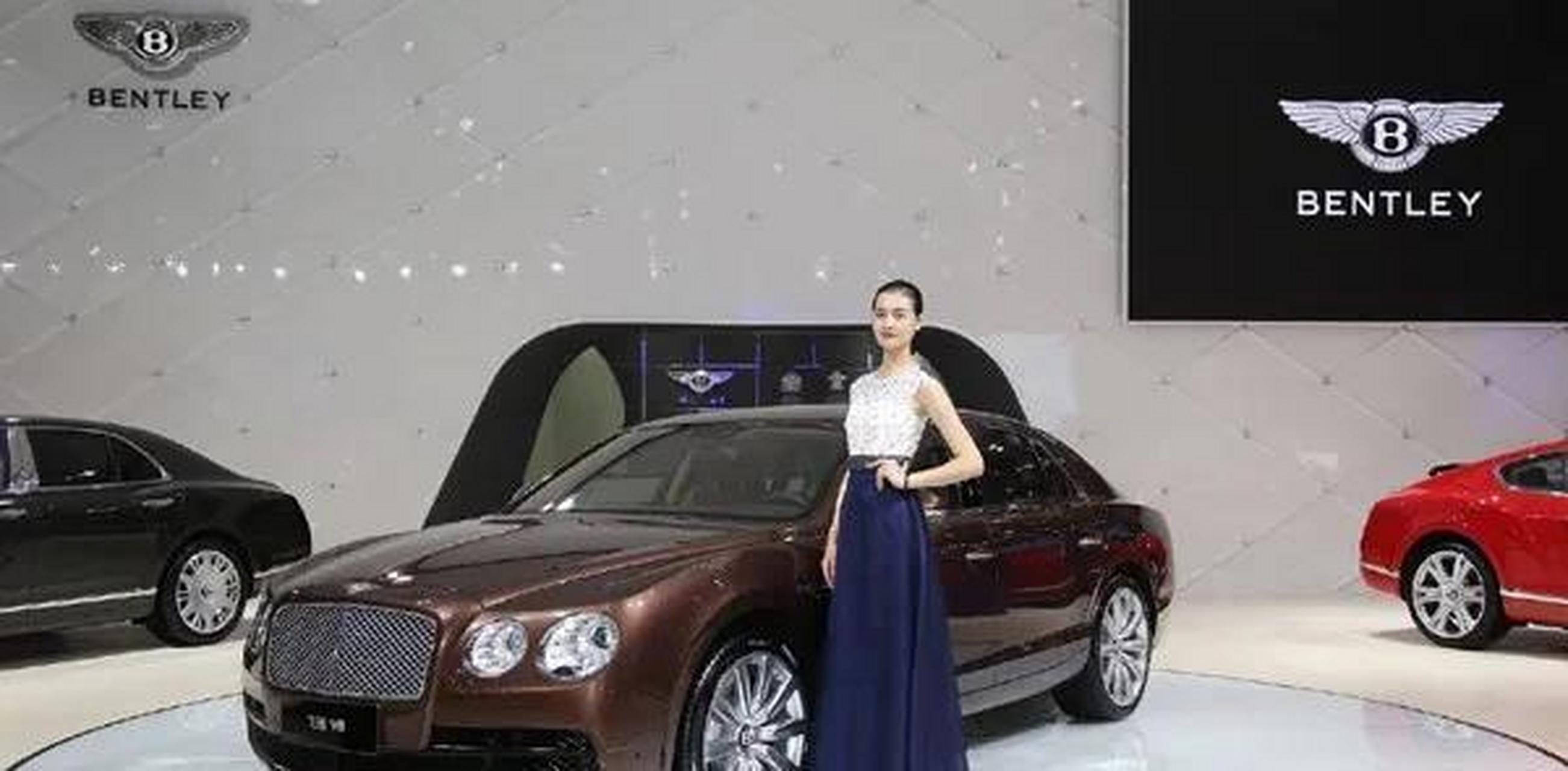 低曲营销# 上海车展宾利女销售下蹲,疑不穿内裤,是低俗营销.