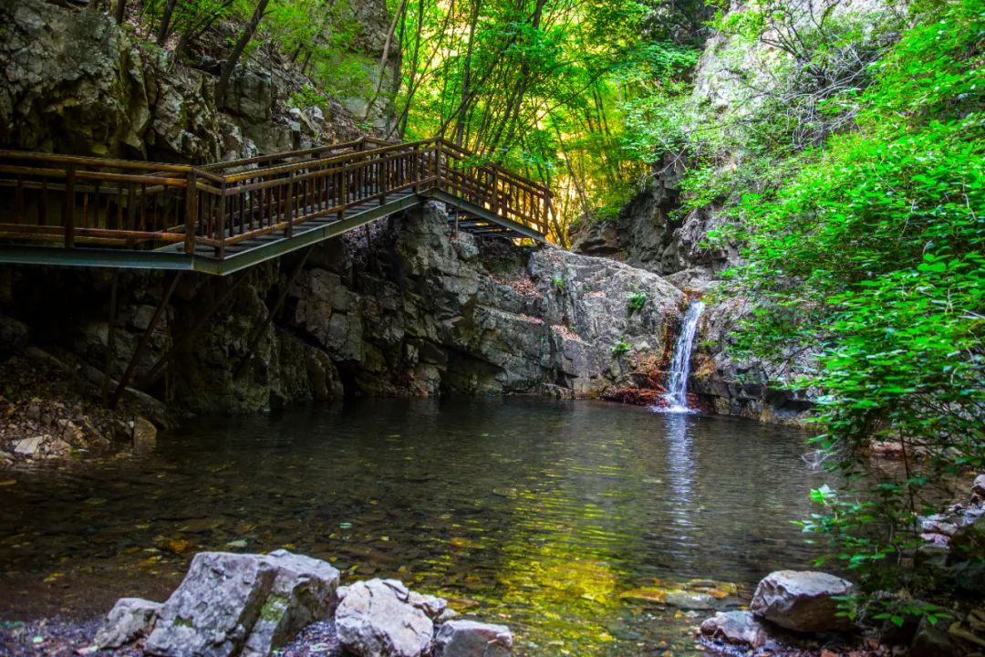 天子山景区地处兴隆县东南部,距离兴隆县城20公里.