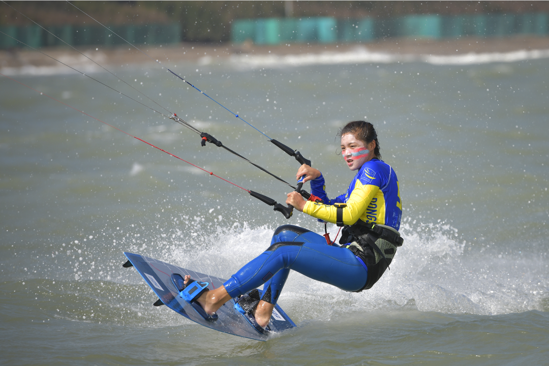 亚运会冠军预祝东山岛第四届风筝冲浪节圆满成功
