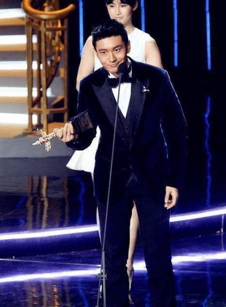 周迅黄晓明,因谈赚钱不易而翻车,一个说要纳税一个说职业有危险