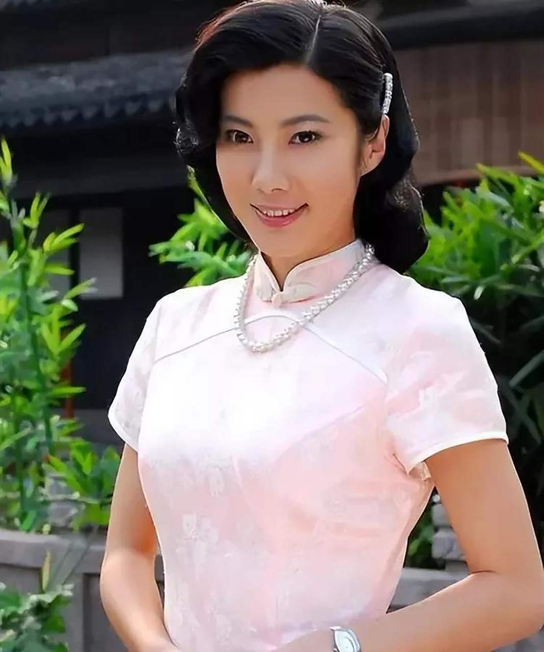 原著演员王珂,与胡歌是大学同学,擅长演抗日剧,如今却淡出演艺圈.