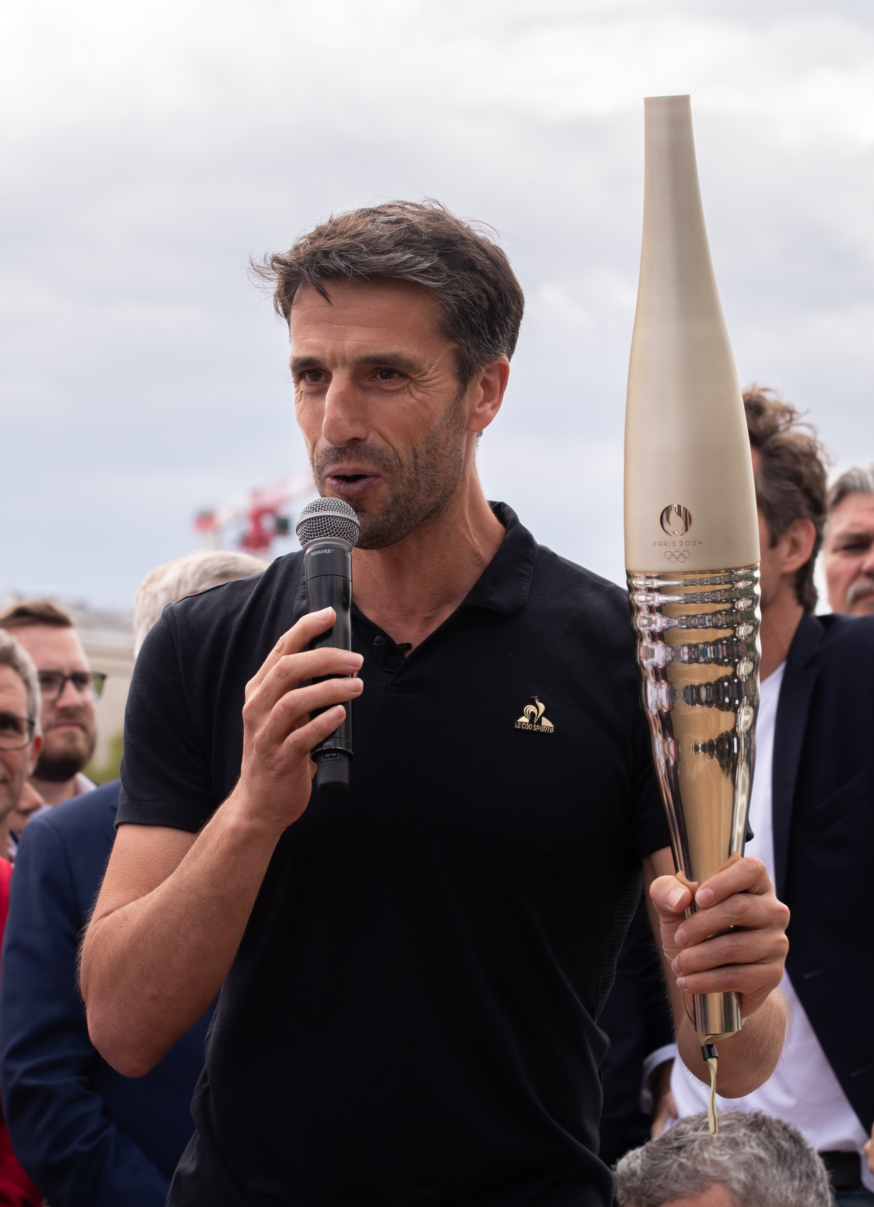 巴黎奥运火炬实物在塞纳河上公开亮相