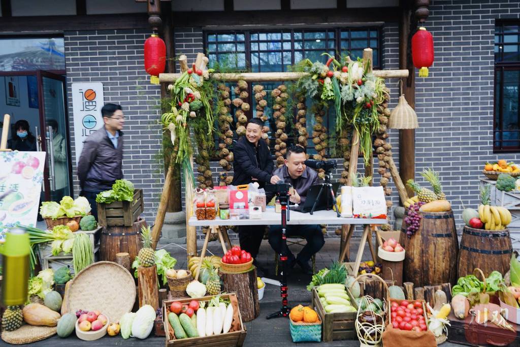 当蔬菜也时尚,油纸伞玩出"新花样" 泸州江阳乡村文化旅游兴味浓