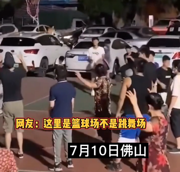 广场舞大妈抢球场被篮球砸脸,掩面痛哭放狠话:我跟你今天没完