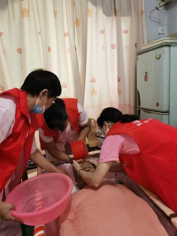 基层一线|"上门助浴"服务 让独居老人乐开怀