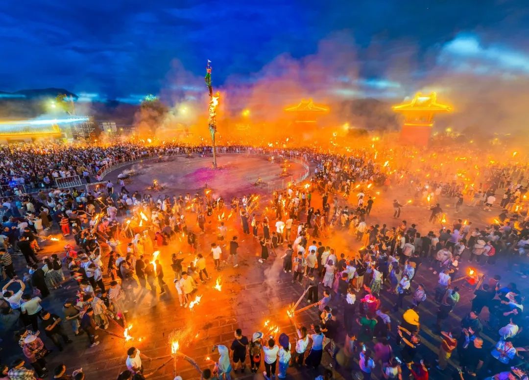 巍山火把节"烟火巍山·梦回南诏"文艺演出暨祭火仪式隆重举行