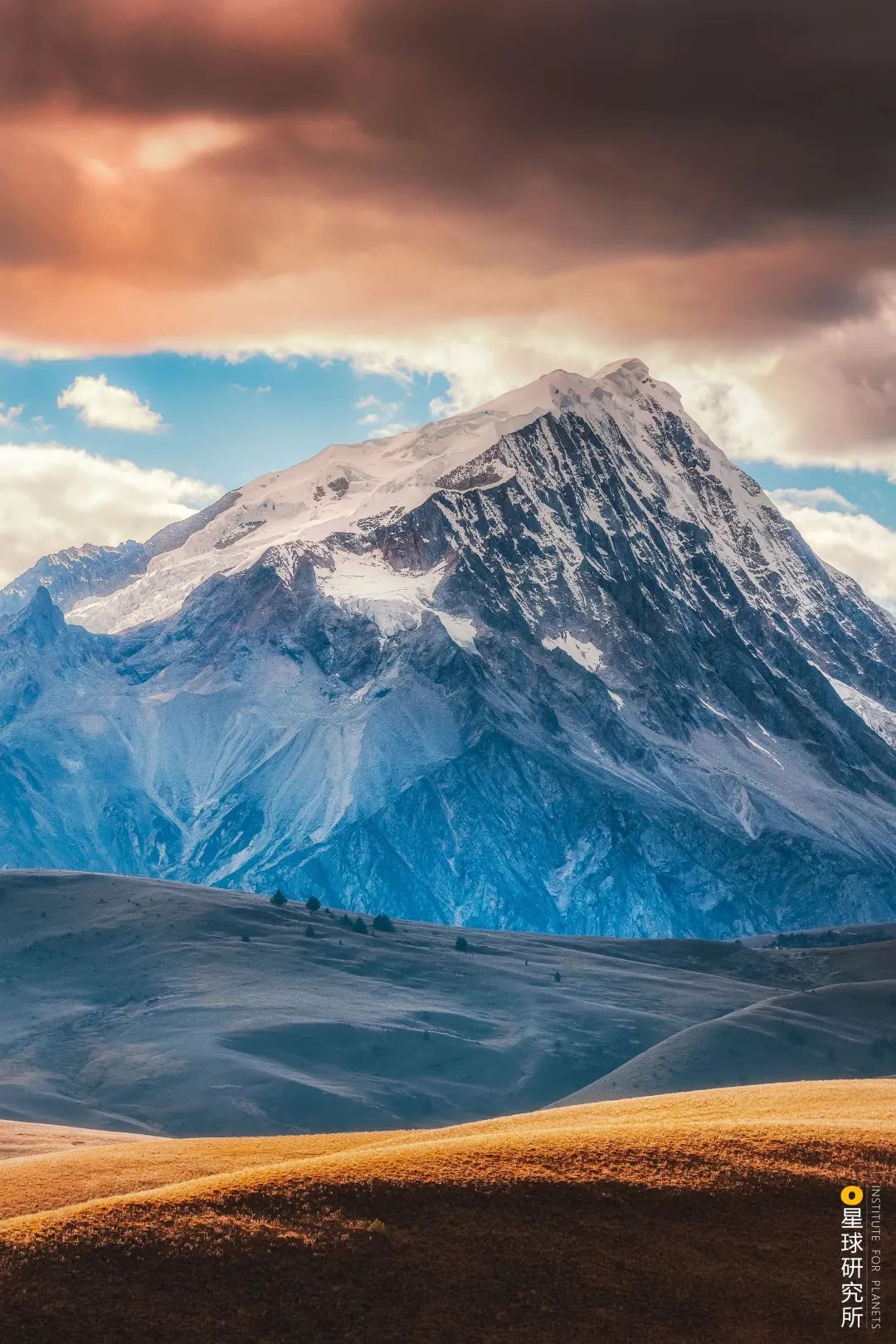 沙鲁里山脉北段有海拔6168米的雀儿山盛产超过6000米的独立山峰但同时