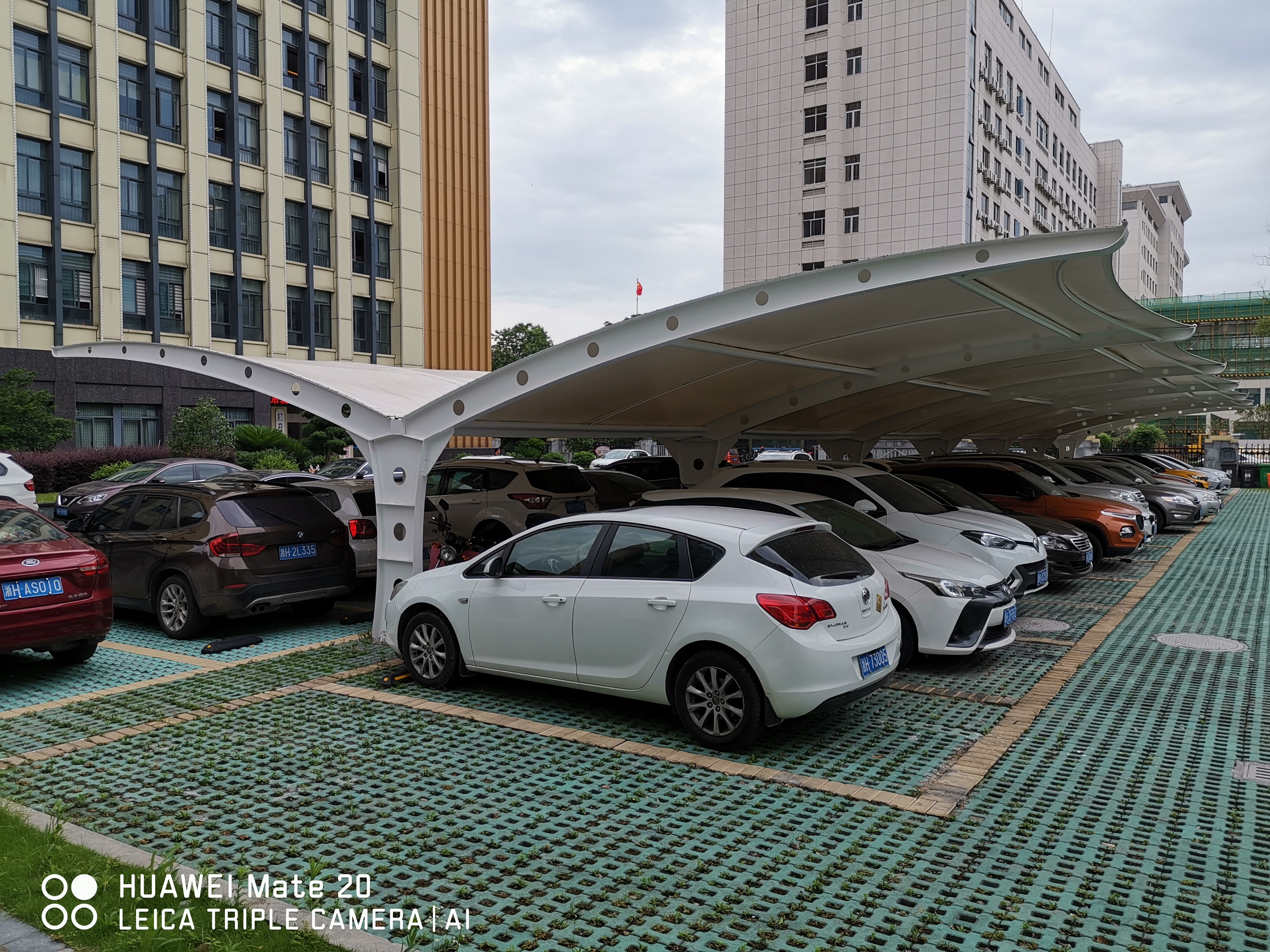 电动车扫码充电挡雨棚安装图片-非机动车停车棚价格安装公司