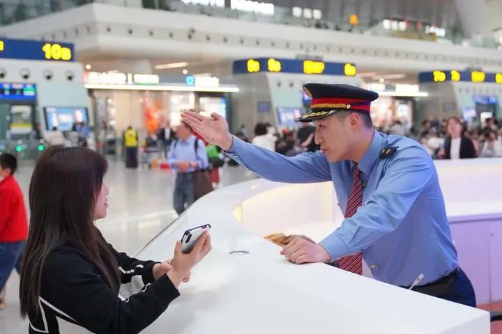 汤鑫严 摄杭州东,杭州西,杭州站超前做好旅客进站流线设计,动态调整