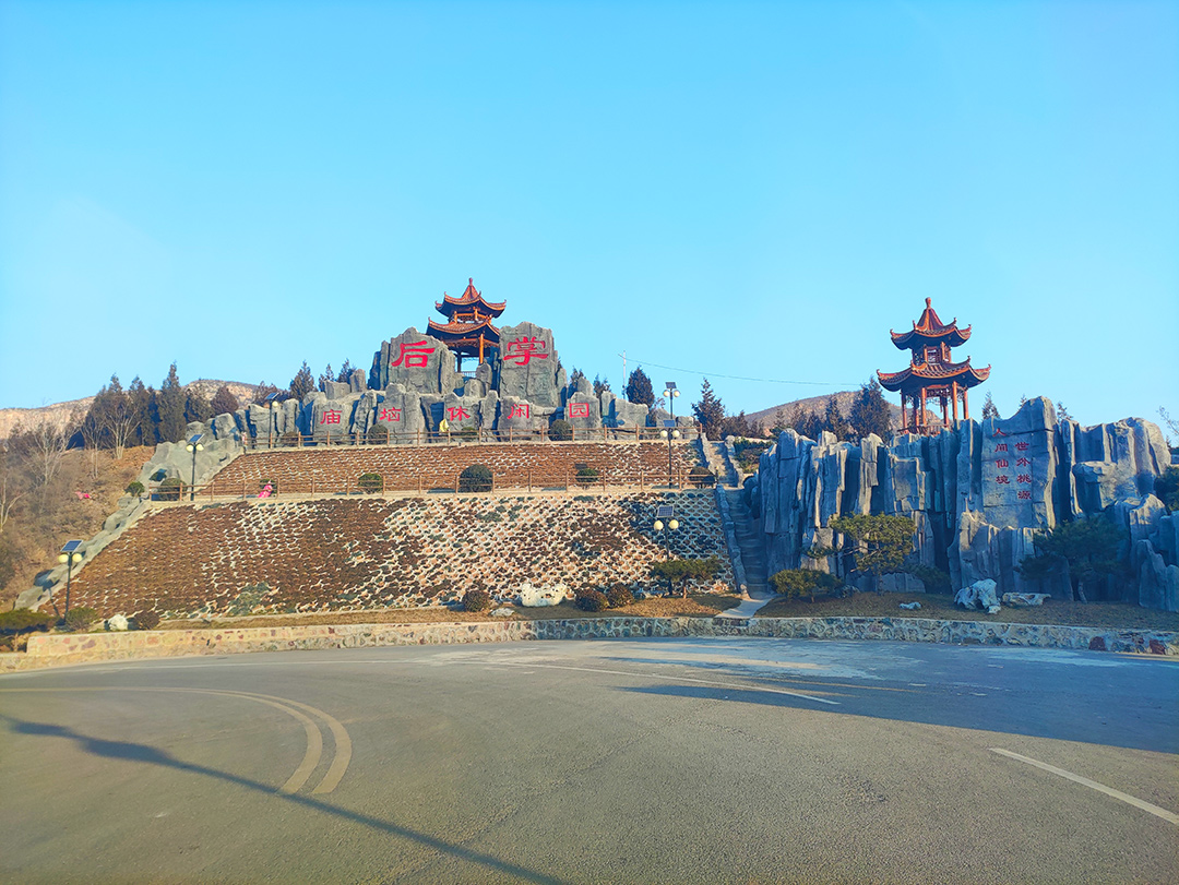 石家庄井陉皇都村,一道天门临空西屏山,它是大寨洞望向天空的眼