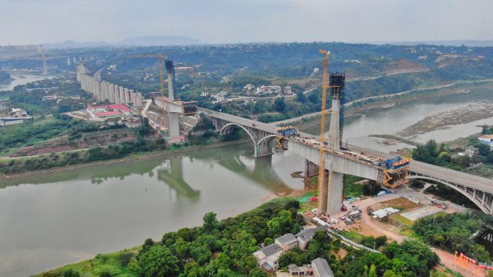 泸州:隆黄铁路施工忙