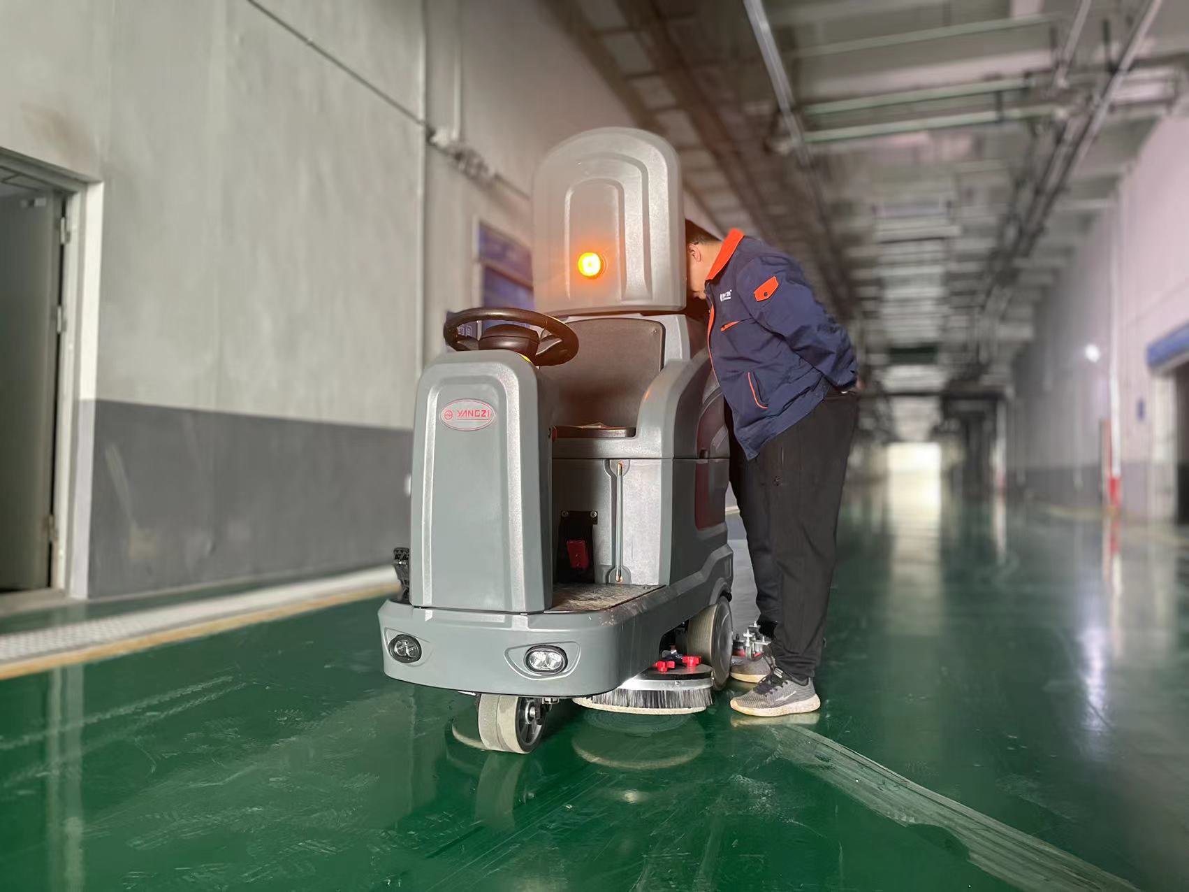 扬子工业洗地机对工厂地面清洁的重要性