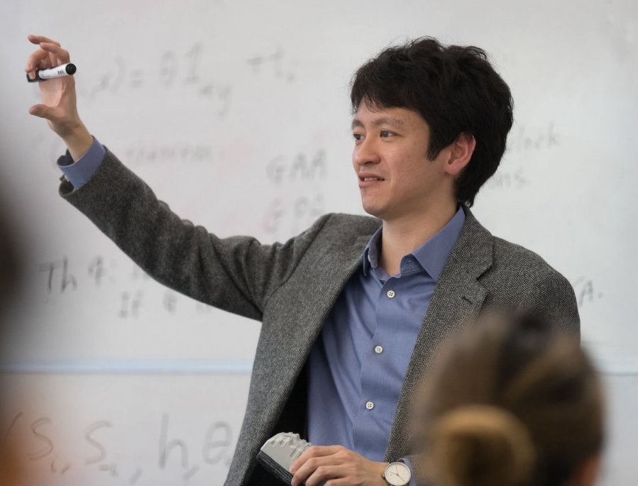 新媒:李光耀之孙获2023年斯隆研究奖,其父李显扬发文祝贺