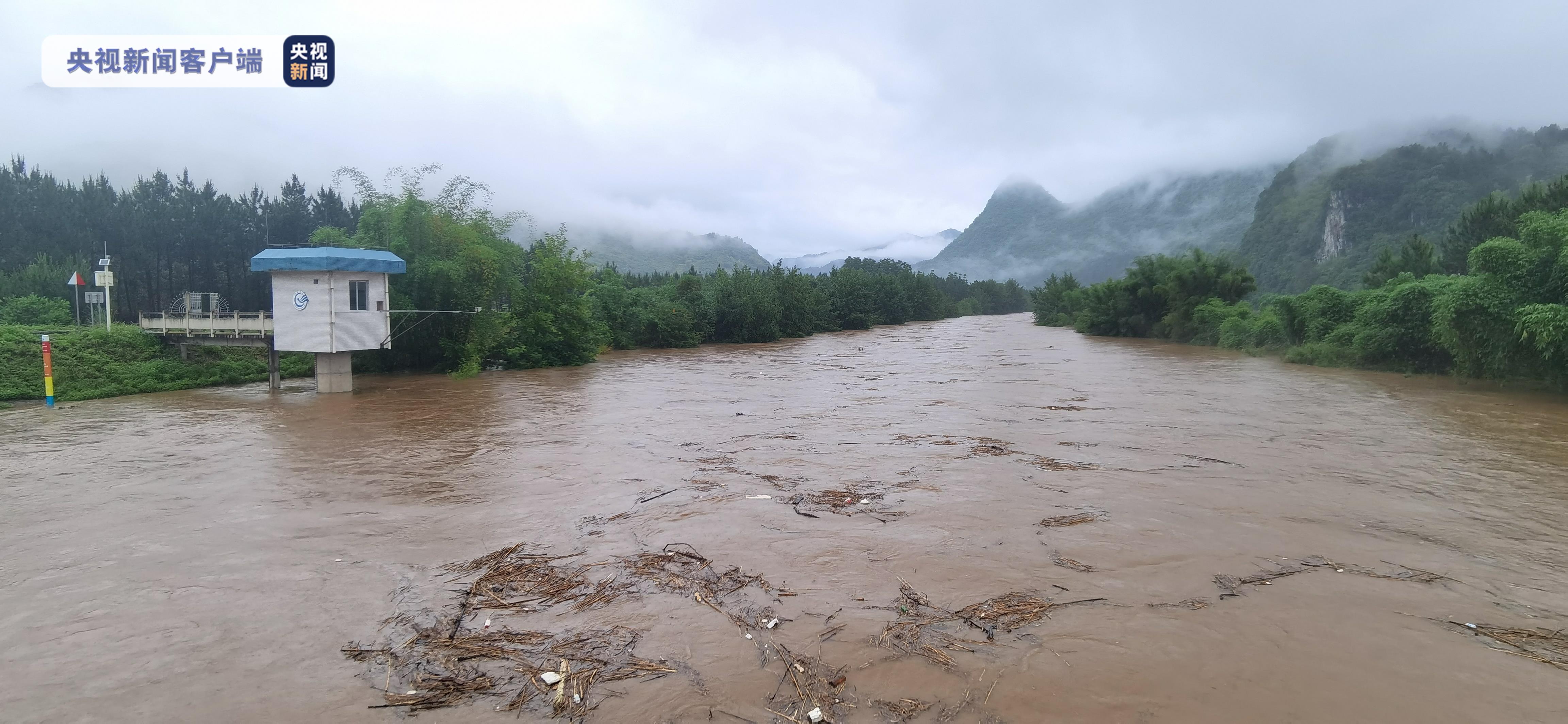 广东清远:暴雨持续 部分中小河流可能出现超警洪水