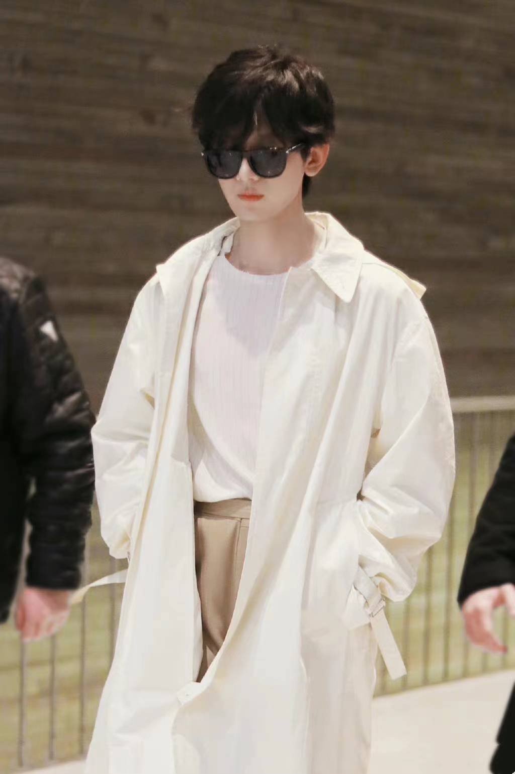 成毅结束巴黎之行回国,一袭白色长款风衣,清爽又帅气!