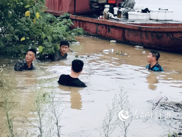 江西余干:圩堤现裂痕 干群齐抢险(图)