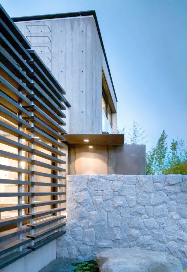 在打造半开放型景观围墙时,我们面临着一个问题:应选用哪些材质来构建