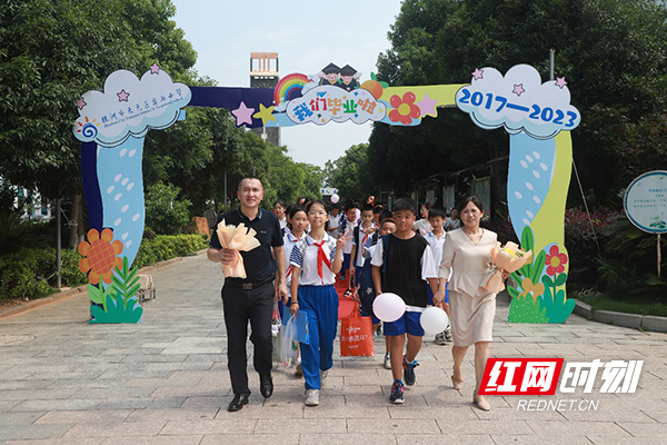 天元区栗雨小学举行休学典礼暨2017级毕业典礼
