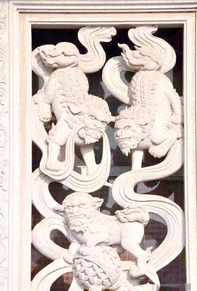 石雕中的狮子滚绣球:寓意吉祥与喜庆的民间传统