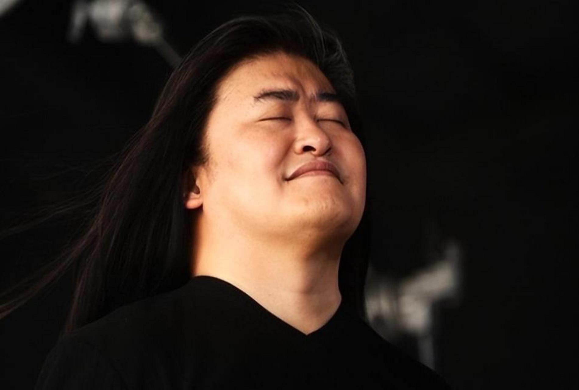 北京时间11月5号:中国娱乐圈传来著名歌唱家刘欢的最新消息 刘欢是一