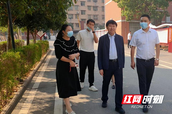 渌口区明德小学"第一校长"梁天琛到校进行调研