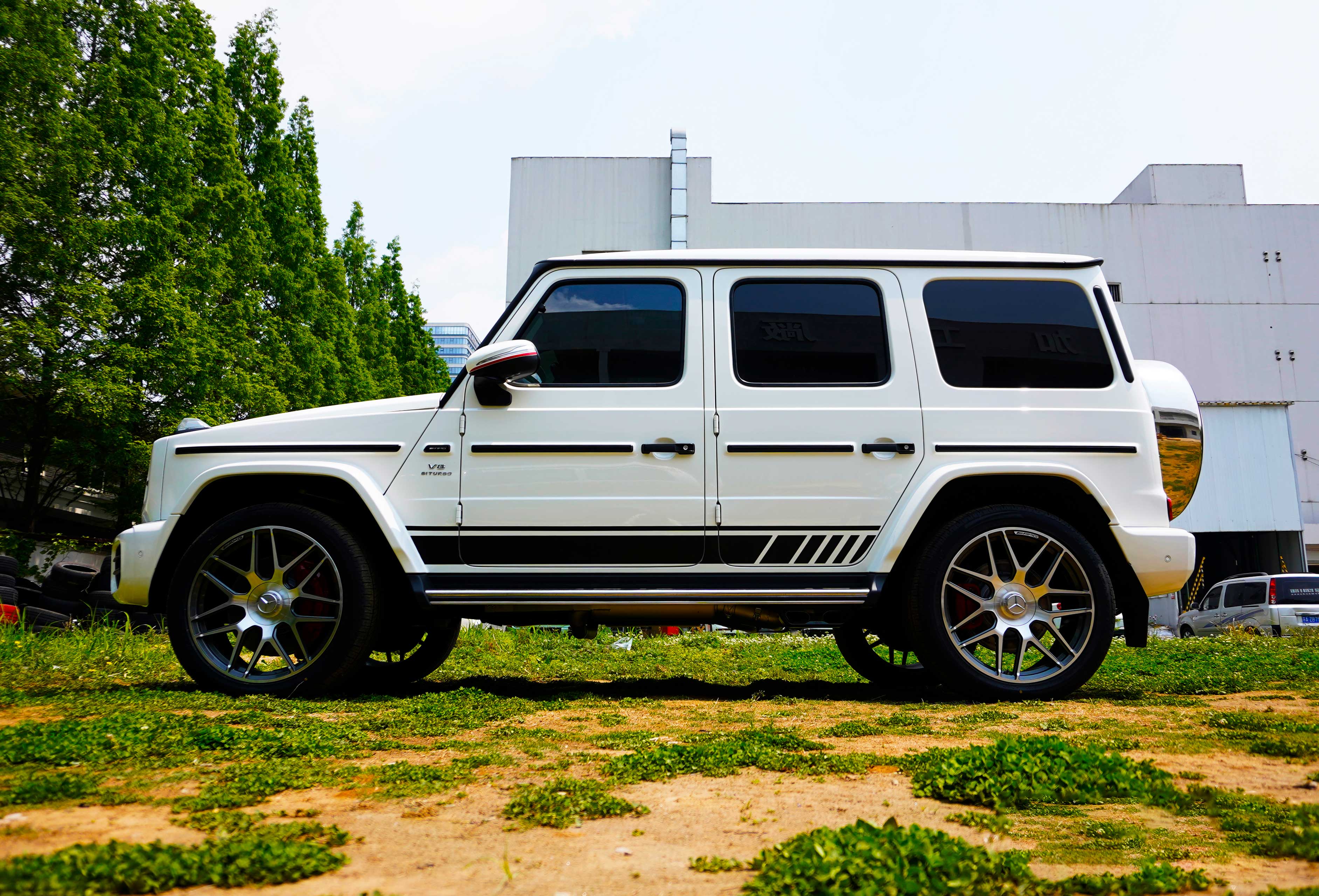 「白色车身搭配白棕内饰」奔驰大g升级鱼鳞纹白棕内饰