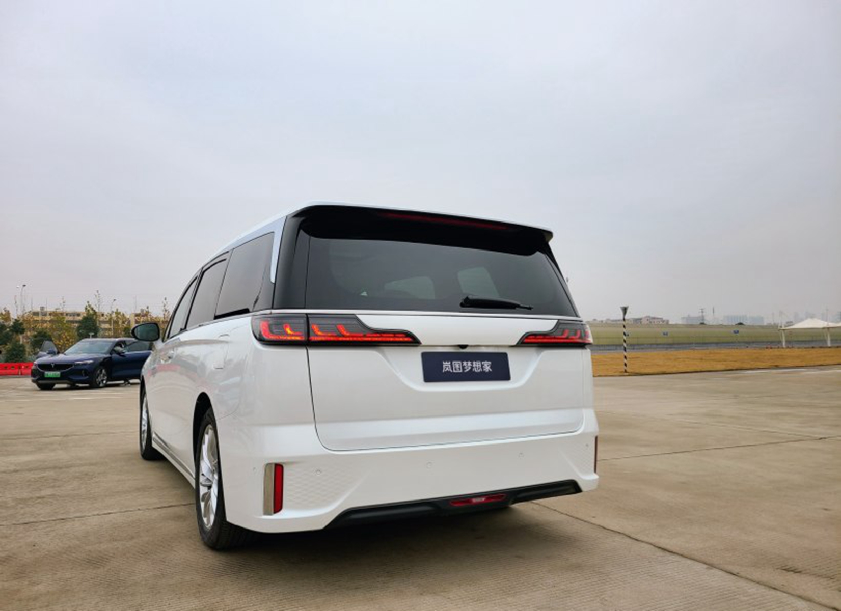 长超5米3的国产豪华mpv,5.9s破百,配空气悬挂 四驱,竞争gl8