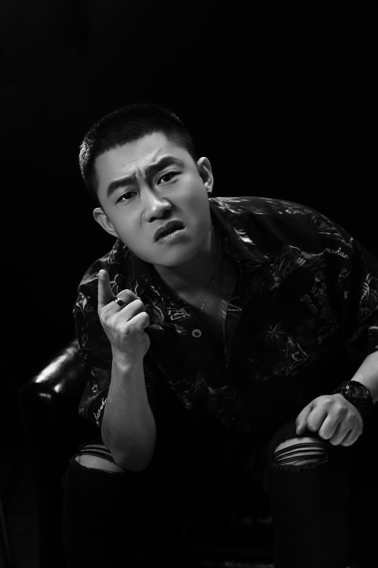 演员谢静最新情绪写真来袭:黑白印象,质感十足