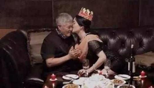 原因是两人关系太熟 关婷娜一靠近 宋小宝就会笑场 观众得知这个原因