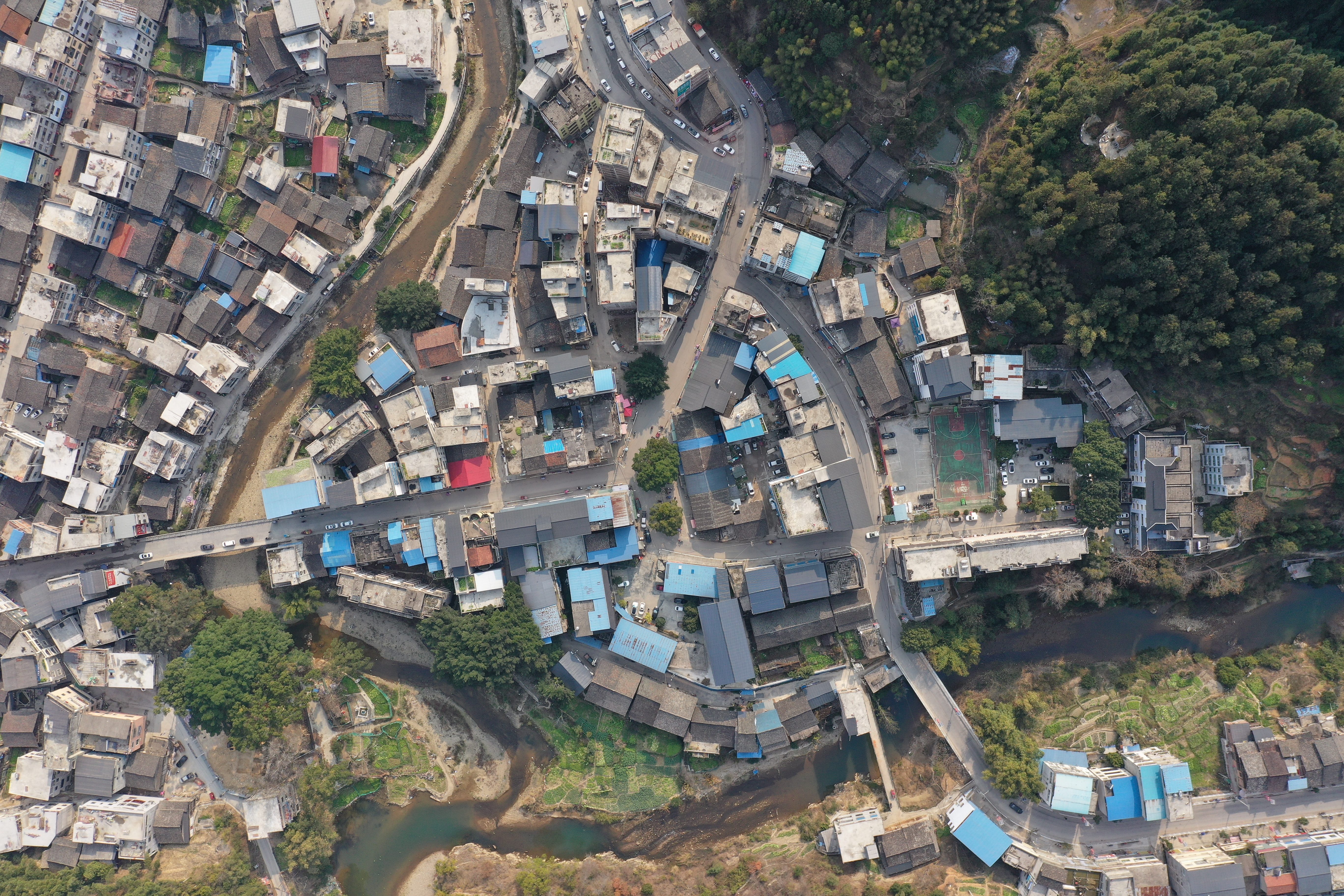 从江县西山镇:拆除破旧晴雨棚,扎实开展城镇风貌提质改造行动